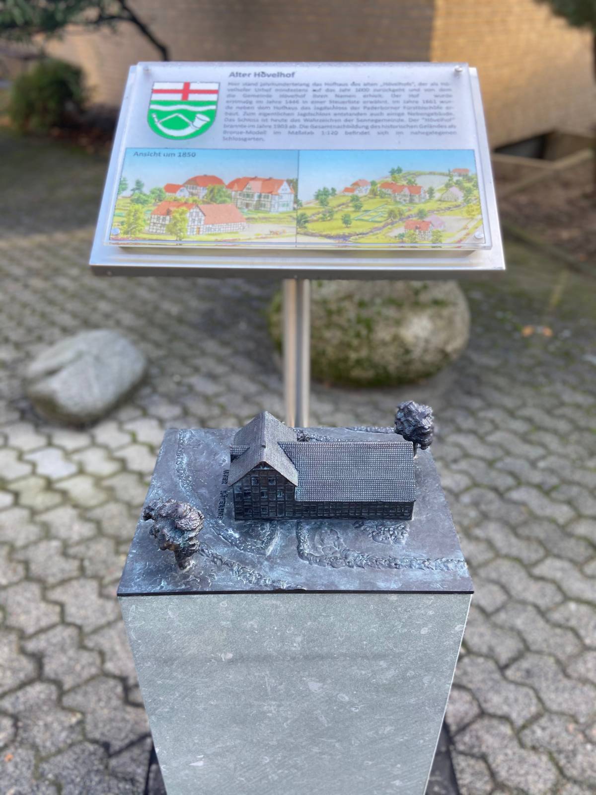 Modell Alter Hövelhof mit Infotafel © Helena Kottowski